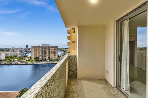 Condo in Hallandale Beach, Florida, 2 bedrooms  № 1309903 - photo 16