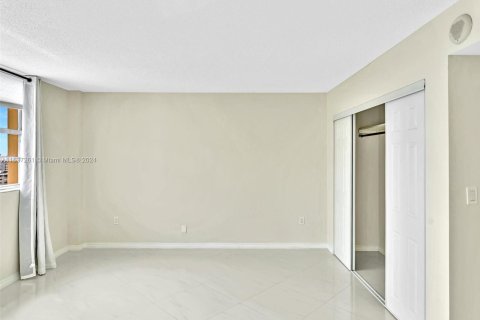 Condo in Hallandale Beach, Florida, 2 bedrooms  № 1309903 - photo 21