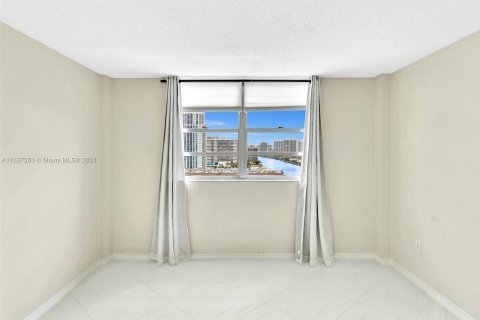 Condo in Hallandale Beach, Florida, 2 bedrooms  № 1309903 - photo 22