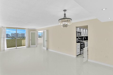 Condo in Hallandale Beach, Florida, 2 bedrooms  № 1309903 - photo 3