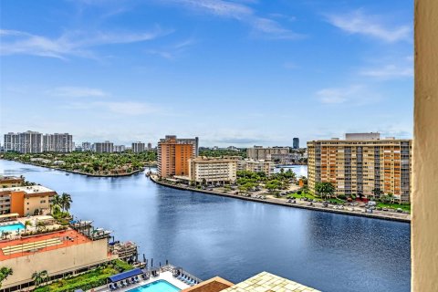 Condo in Hallandale Beach, Florida, 2 bedrooms  № 1309903 - photo 19