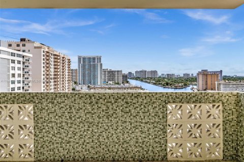 Condo in Hallandale Beach, Florida, 2 bedrooms  № 1309903 - photo 13