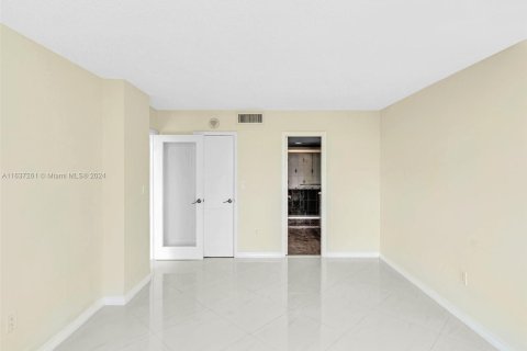 Condo in Hallandale Beach, Florida, 2 bedrooms  № 1309903 - photo 29