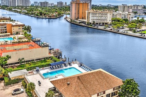 Condo in Hallandale Beach, Florida, 2 bedrooms  № 1309903 - photo 17