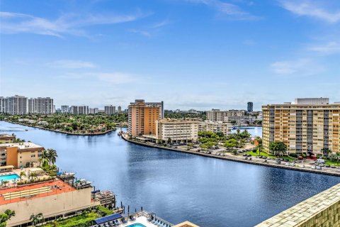 Condo in Hallandale Beach, Florida, 2 bedrooms  № 1309903 - photo 18