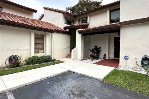 House in Miami, Florida 2 bedrooms, 114.27 sq.m. № 1141915 - photo 1