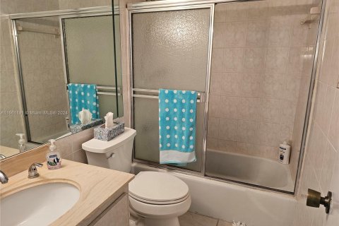 Copropriété à louer à Hallandale Beach, Floride: 1 chambre, 80.82 m2 № 1367591 - photo 9