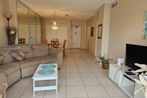 Condominio en alquiler en Hallandale Beach, Florida, 1 dormitorio, 80.82 m2 № 1367591 - foto 8