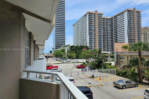 Copropriété à louer à Hallandale Beach, Floride: 1 chambre, 80.82 m2 № 1367591 - photo 15