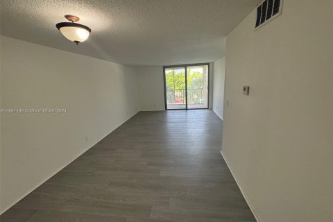 Condo in Lauderhill, Florida, 2 bedrooms  № 1367590 - photo 9