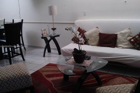 Townhouse in Miami, Florida 2 bedrooms, 102.94 sq.m. № 1364251 - photo 3