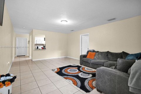 Townhouse in Miami Gardens, Florida 3 bedrooms, 112.32 sq.m. № 1364252 - photo 1