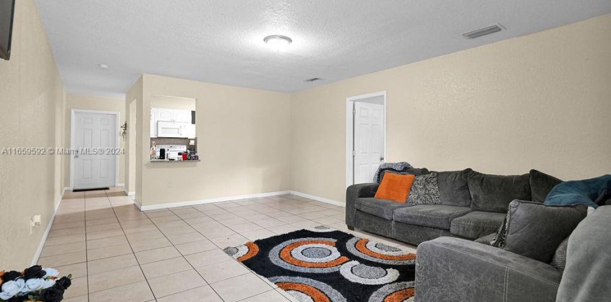 Townhouse in Miami Gardens, Florida 3 bedrooms, 112.32 sq.m. № 1364252