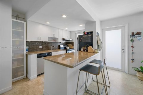 Condo in Miami Beach, Florida, 1 bedroom  № 1397564 - photo 12