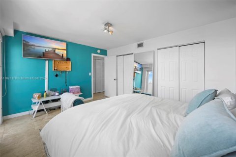 Condo in Miami Beach, Florida, 1 bedroom  № 1397564 - photo 17