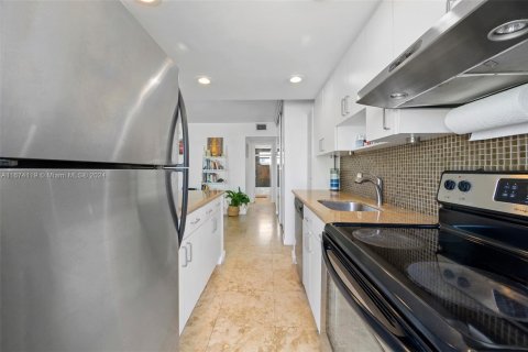 Condo in Miami Beach, Florida, 1 bedroom  № 1397564 - photo 14