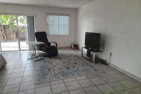 Townhouse in Hialeah, Florida 4 bedrooms, 147.25 sq.m. № 1120634 - photo 27