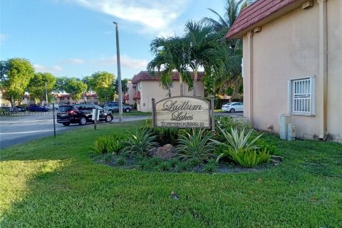 Townhouse in Hialeah, Florida 4 bedrooms, 147.25 sq.m. № 1120634 - photo 2
