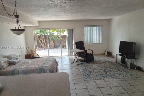 Townhouse in Hialeah, Florida 4 bedrooms, 147.25 sq.m. № 1120634 - photo 11