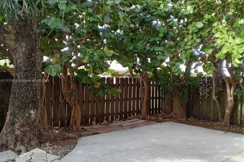 Townhouse in Hialeah, Florida 4 bedrooms, 147.25 sq.m. № 1120634 - photo 30