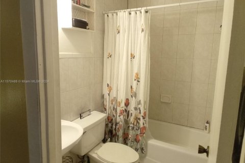 Townhouse in Hialeah, Florida 4 bedrooms, 147.25 sq.m. № 1120634 - photo 24