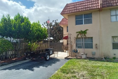 Townhouse in Hialeah, Florida 4 bedrooms, 147.25 sq.m. № 1120634 - photo 4