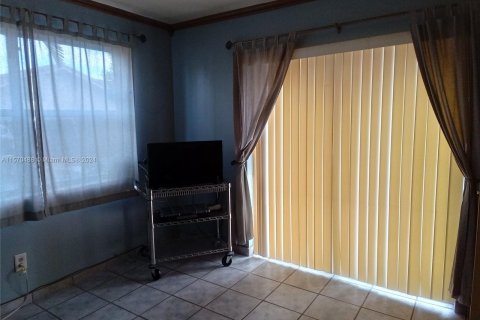 Townhouse in Hialeah, Florida 4 bedrooms, 147.25 sq.m. № 1120634 - photo 15