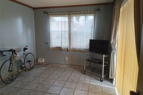 Townhouse in Hialeah, Florida 4 bedrooms, 147.25 sq.m. № 1120634 - photo 14