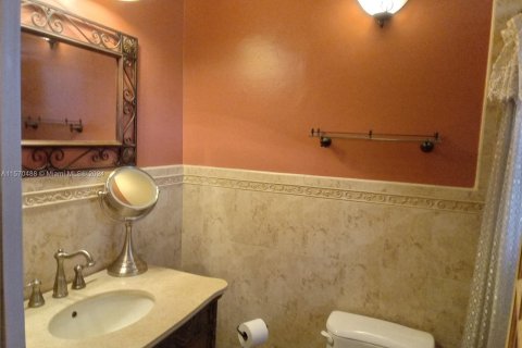 Townhouse in Hialeah, Florida 4 bedrooms, 147.25 sq.m. № 1120634 - photo 20