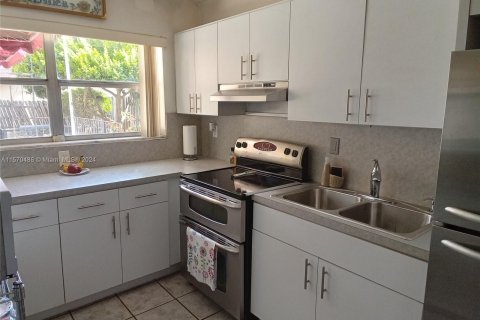 Townhouse in Hialeah, Florida 4 bedrooms, 147.25 sq.m. № 1120634 - photo 9