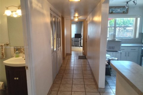 Townhouse in Hialeah, Florida 4 bedrooms, 147.25 sq.m. № 1120634 - photo 13