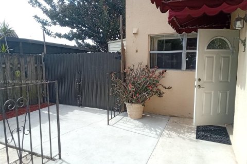 Townhouse in Hialeah, Florida 4 bedrooms, 147.25 sq.m. № 1120634 - photo 6
