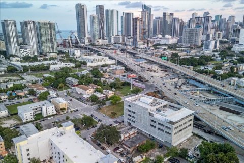 Propiedad comercial en venta en Miami, Florida № 1325337 - foto 14