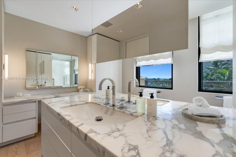 Condo in Miami Beach, Florida, 4 bedrooms  № 1327659 - photo 17