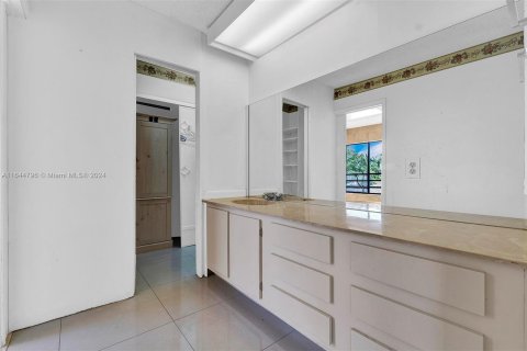 House in Miami, Florida 6 bedrooms, 359.81 sq.m. № 1327661 - photo 27