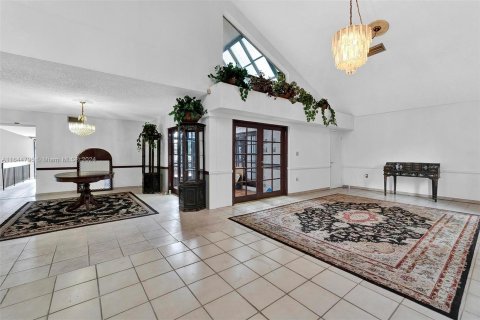 Villa ou maison à vendre à Miami, Floride: 6 chambres, 359.81 m2 № 1327661 - photo 10