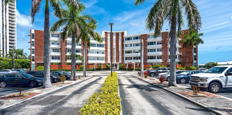 Condominio en Miami Shores, Florida, 2 dormitorios  № 752111