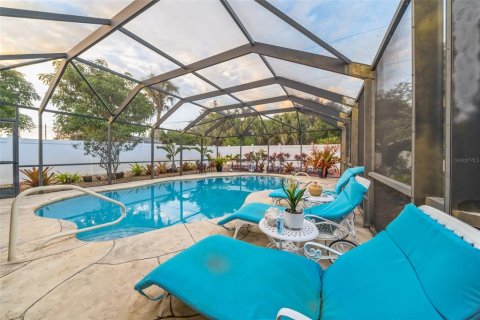 Villa ou maison à vendre à Palm Bay, Floride: 4 chambres, 201.88 m2 № 990099 - photo 2