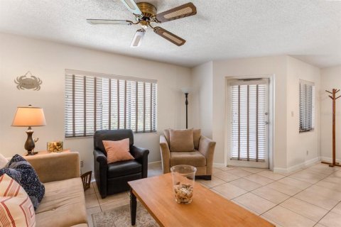 Condo in Tierra Verde, Florida, 1 bedroom  № 915893 - photo 18