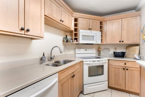 Condo in Tierra Verde, Florida, 1 bedroom  № 915893 - photo 6