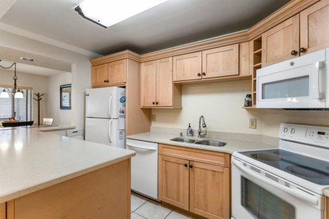 Condo in Tierra Verde, Florida, 1 bedroom  № 915893 - photo 5