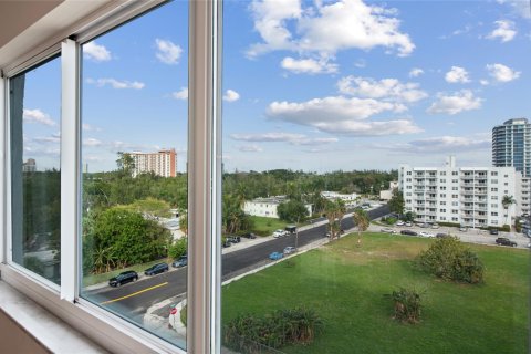 Condo in Fort Lauderdale, Florida, 2 bedrooms  № 986982 - photo 1