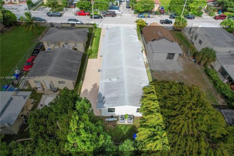 Commercial property in Miami, Florida 238.29 sq.m. № 1095236 - photo 11