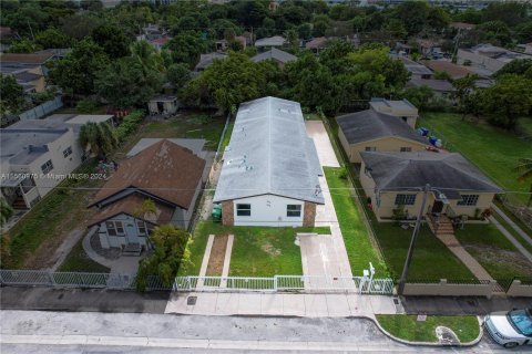 Commercial property in Miami, Florida 238.29 sq.m. № 1095236 - photo 10