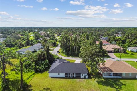 House in North Port, Florida 4 bedrooms, 223.99 sq.m. № 1089987 - photo 12