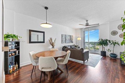 Condo in Miami, Florida, 1 bedroom  № 1208432 - photo 1