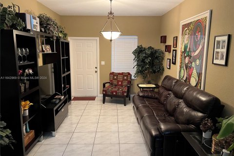 Condo in Hialeah, Florida, 3 bedrooms  № 1325344 - photo 2