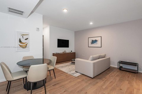 Condo in Miami, Florida, 1 bedroom  № 1380208 - photo 1