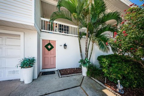 Townhouse in Treasure Island, Florida 2 bedrooms, 90.12 sq.m. № 1260326 - photo 1