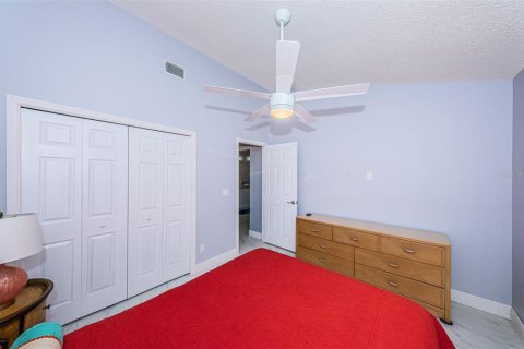 Townhouse in Treasure Island, Florida 2 bedrooms, 90.12 sq.m. № 1260326 - photo 20